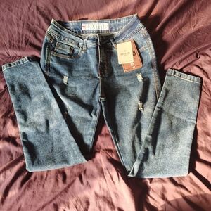 Bleu Denim Jeans with Red Tag